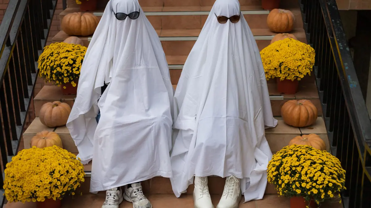 COSTUMEISH Halloween Store -COSTUMEISH Halloween Store Couples Halloween iStock 1336288483 scaled 1